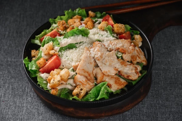 Салат Цезарь с курицей