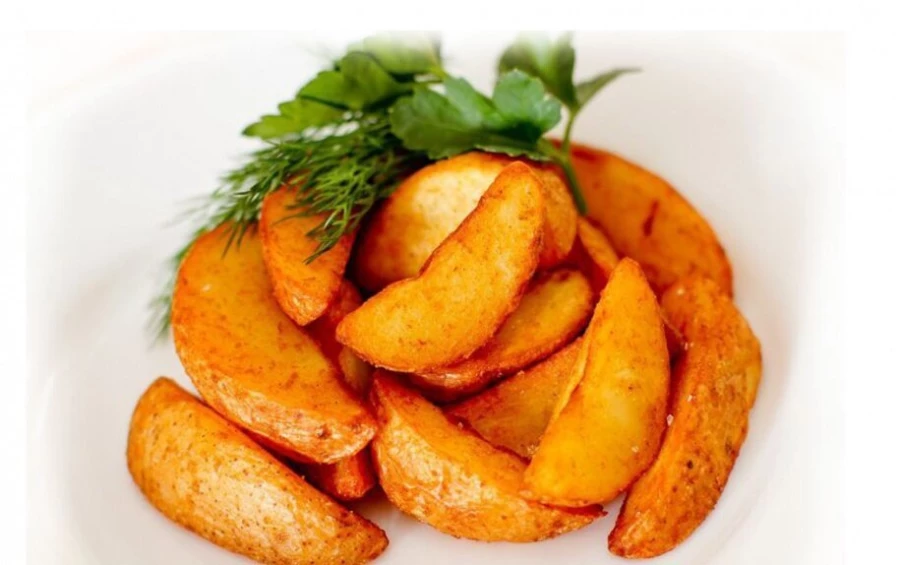 Картофельные дольки с чесноком и зеленью