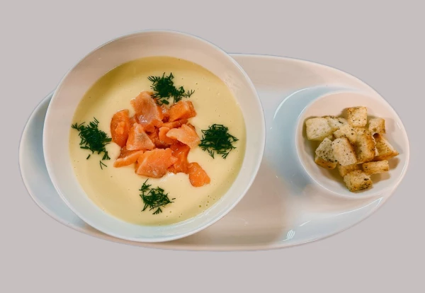 Крем-суп с  копченым лососем и сухариками