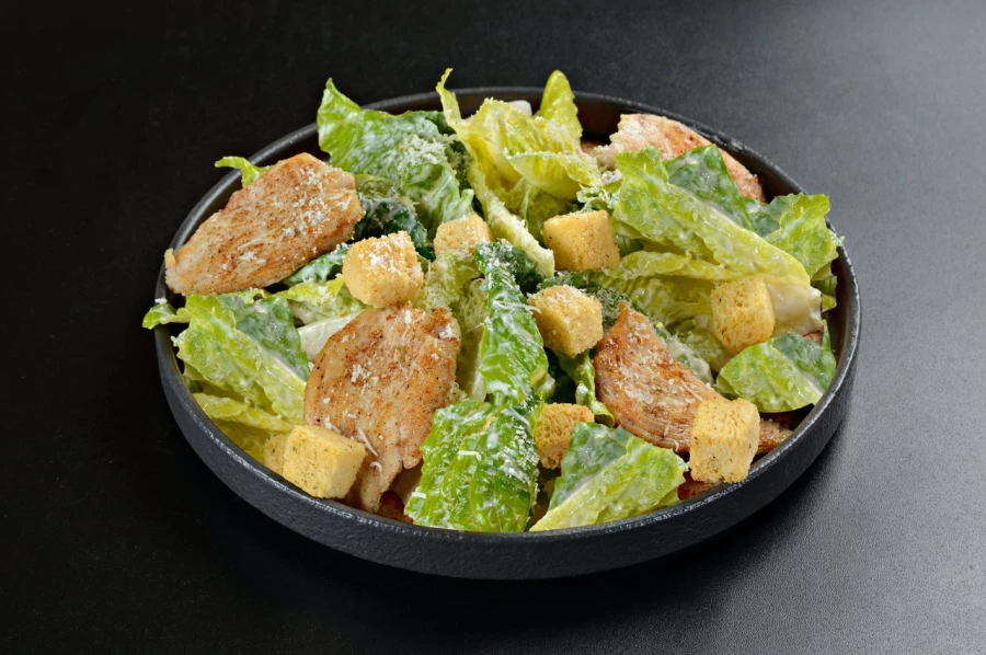Салат Цезарь с курицей