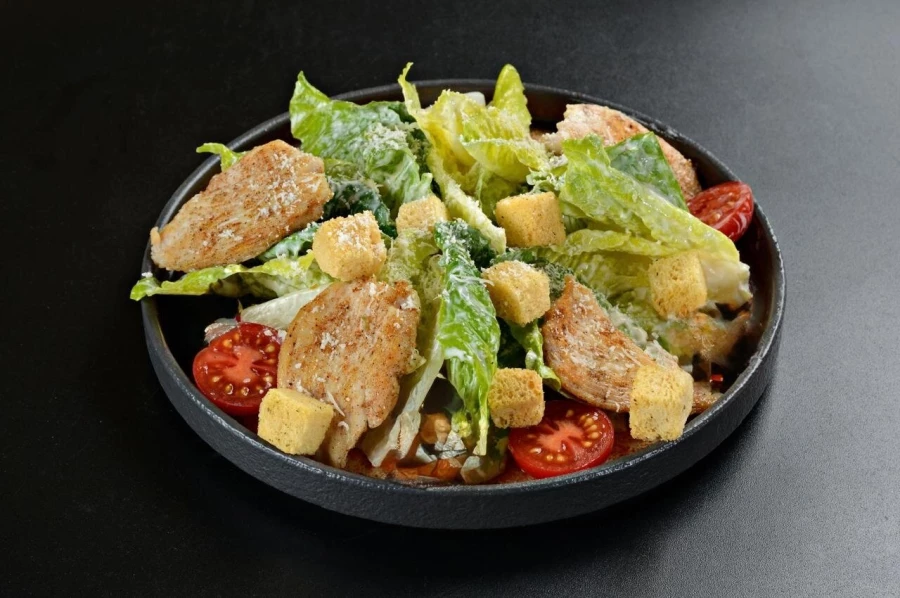 Салат Цезарь с курицей