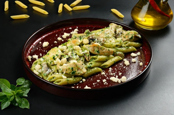 Паста с цыпленком в сливочно-шпинатном соусе