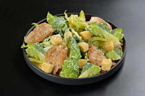 Салат Цезарь с курицей