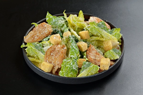 Салат Цезарь с курицей