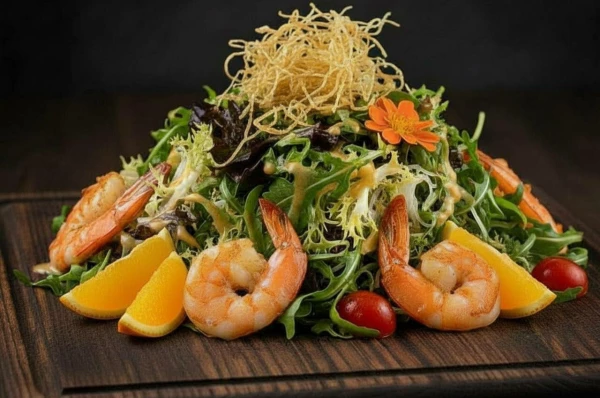 Салат с креветками и соусом манго