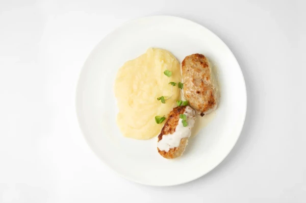 Куриные котлетки с пюре и сырным соусом