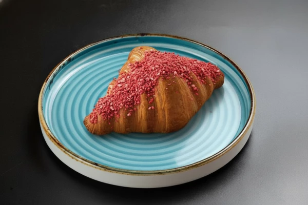 Круассан клубничный