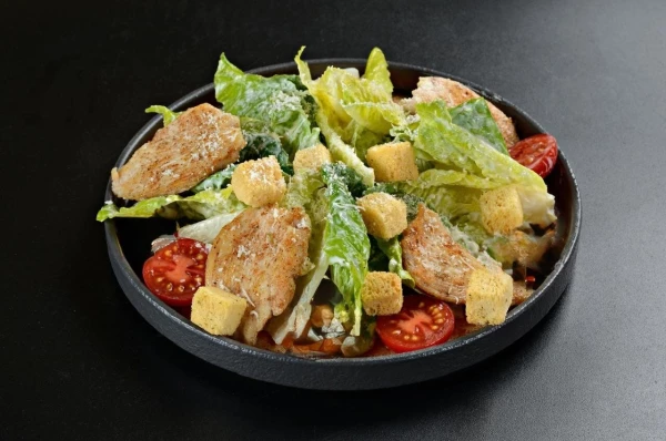 Салат Цезарь с курицей