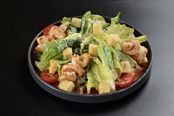 Салат Цезарь с тигровыми креветками