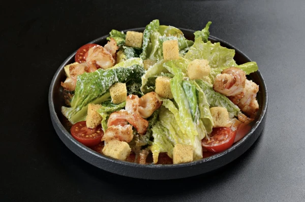 Салат Цезарь с тигровыми креветками