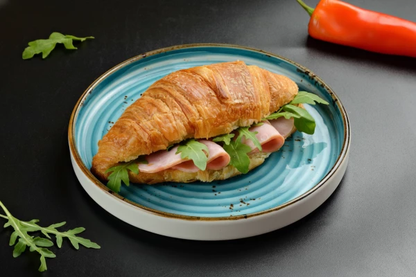 Круассан с ветчиной и сыром