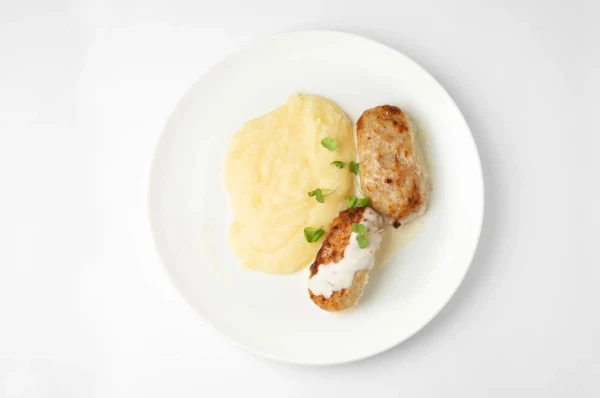Куриные котлетки с пюре и сырным соусом