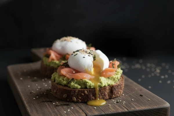 Брускетта с лососем и яйцом пашот