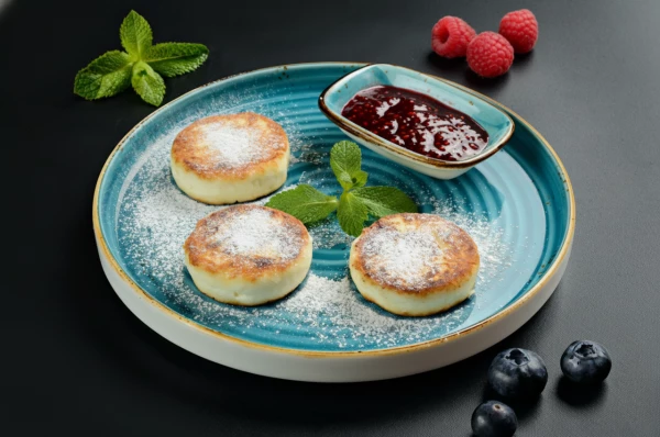 Сырники с малиновым соусом