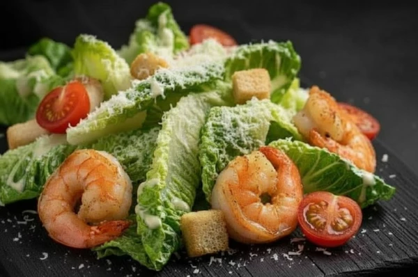 Салат Цезарь с тигровыми креветками