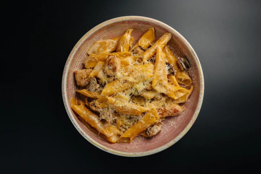 Домашняя паста с курицей и грибами 