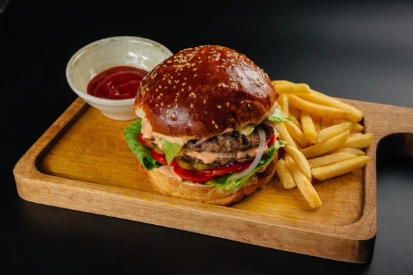 Гамбургер с двойной котлетой из говядины + Картофель фри 
