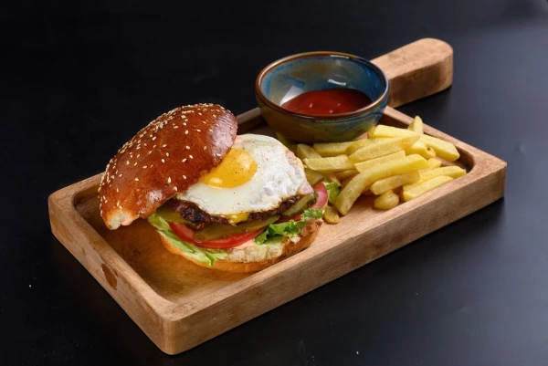 Фирменный бургер Friends+  Картофель фри 