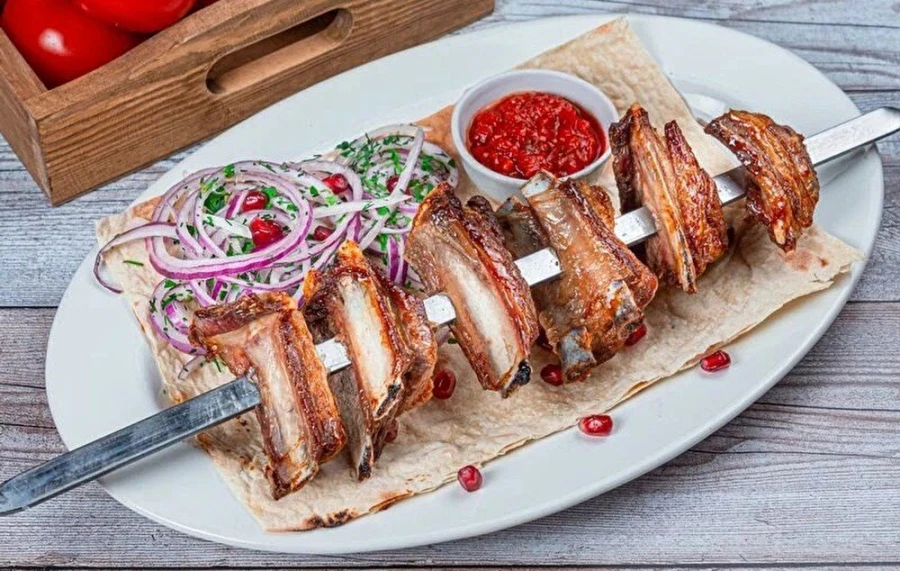 ШАШЛЫК ИЗ БАРАНИНЫ «РЁБРЫШКИ»