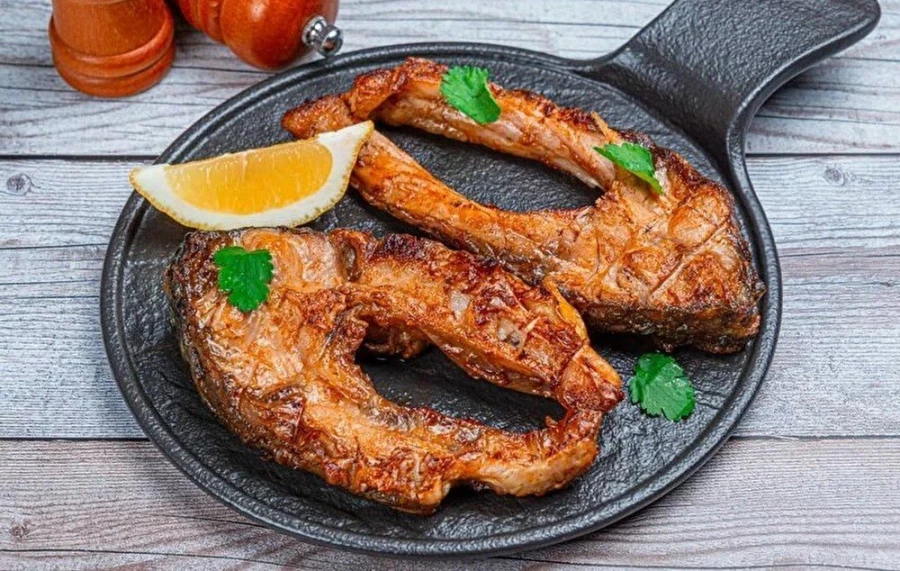 БЕЛЫЙ АМУР НА УГЛЯХ