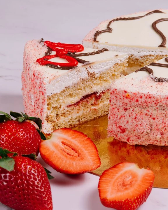 Торт "Молочная девочка с клубникой" весовой