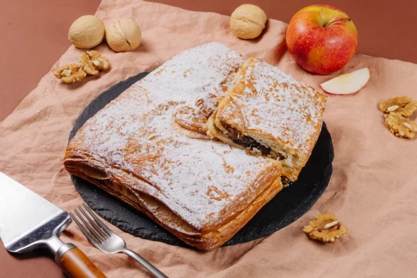 Слоеный пирог Яблоко, чернослив, грецкий орех
