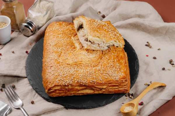 Слоеный пирог курица с грибами