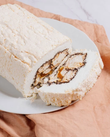 Меренговый рулет с бананом