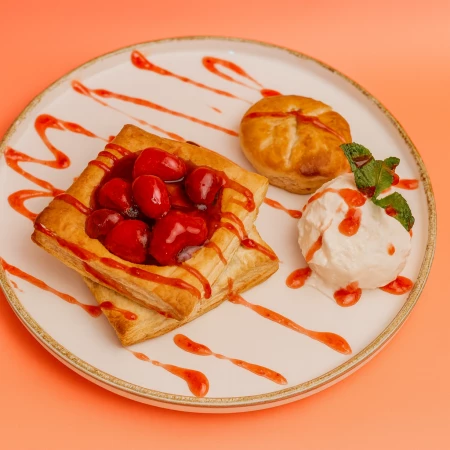 Штрудель Клубничный с мороженым