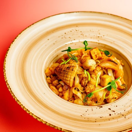 WOK Рисовая лапша с морепродуктами в цитрусовом соусе