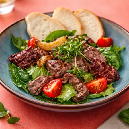 Теплый салат с телятиной и вялеными томатами