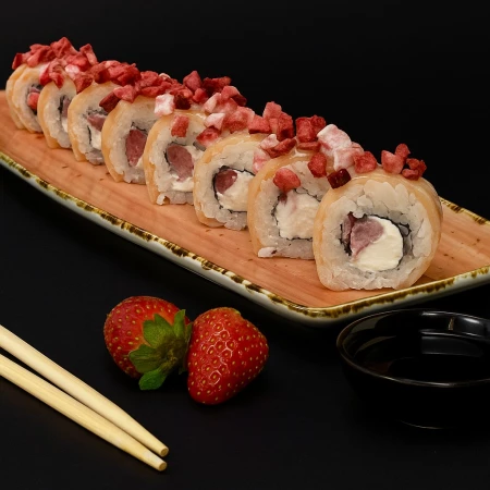 Ролл Филадельфия с клубникой