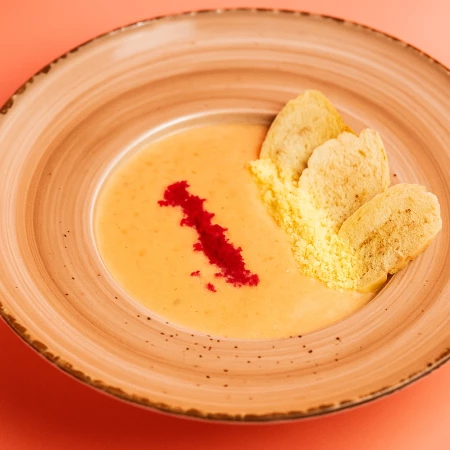 Суп-крем из лосося с икрой масаго, пармезаном и гренками