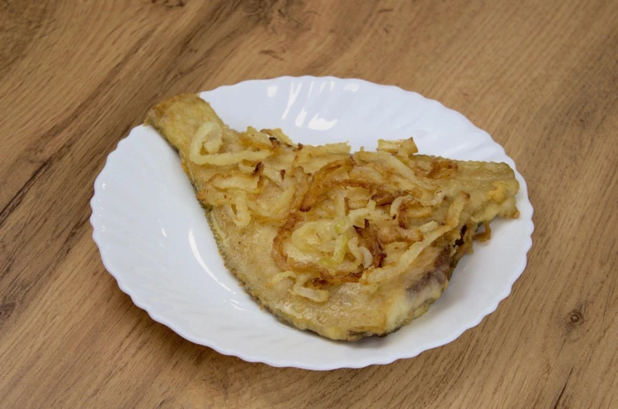 Камбала жареная с луком