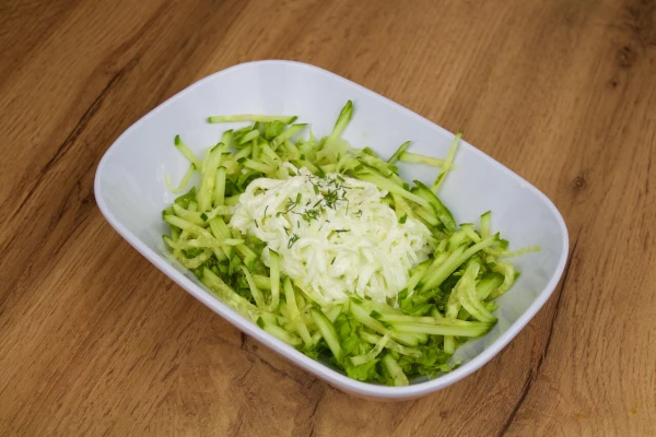 Салат из редьки и огурцы