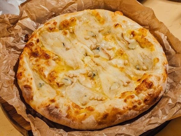 Хачапури с грушей и горгонзолой