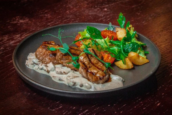 Медальоны из свинины с соусом Горгонзола