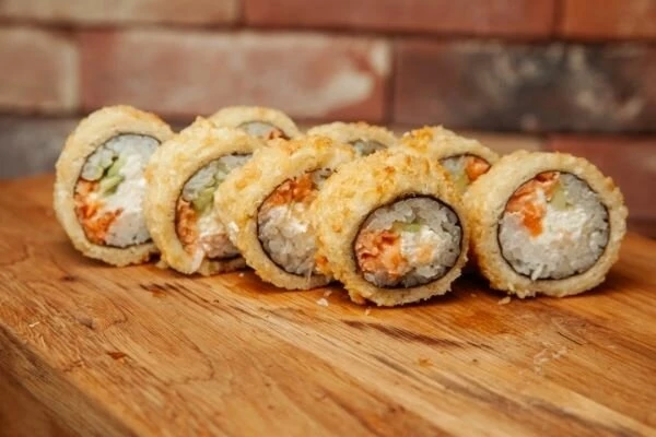 Горячий ролл с лососем