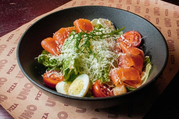 Салат Цезарь с лососем