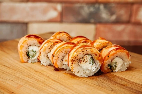 Запеченный ролл Филадельфия с лососем