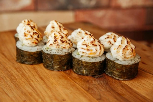 Запеченный ролл с мидиями и креветками