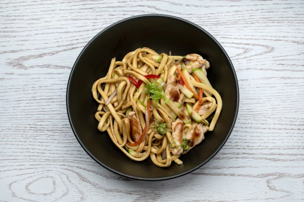 Удон с курицей в соусе терияки