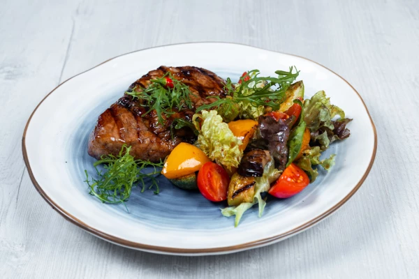 Стейк из свинины с соусом Арраббиата