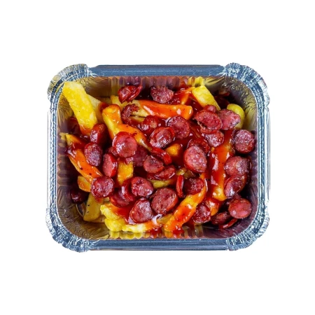 Фри с охотничьими колбасками и соусом BBQ