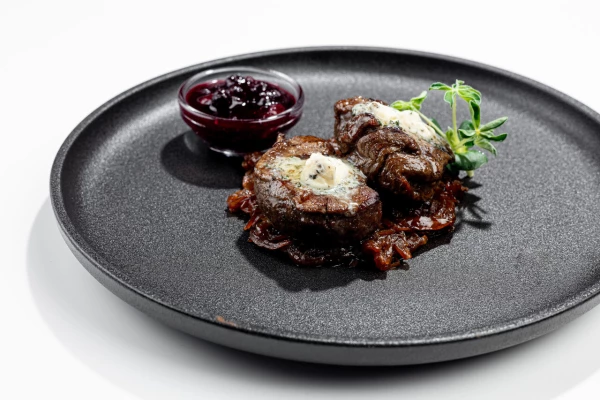 Медальоны из телятины с луковым мармеладом