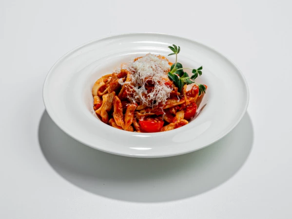 Паста с куриным филе, черри и томатным соусом