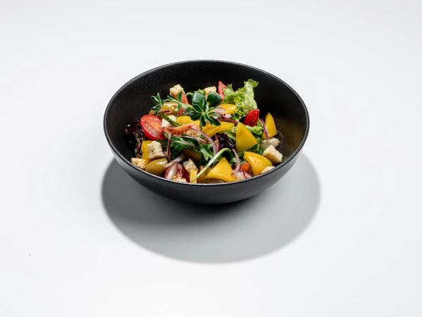 Салат с оливками и овощами