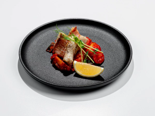 Красный окунь с картофелем в томатном соусе