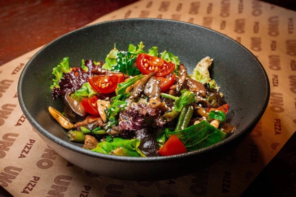 Салат с телятиной и медово-горчичным соусом