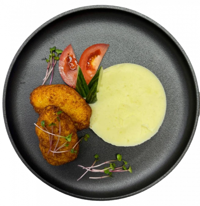Котлеты куриные с картофельным пюре и овощами 